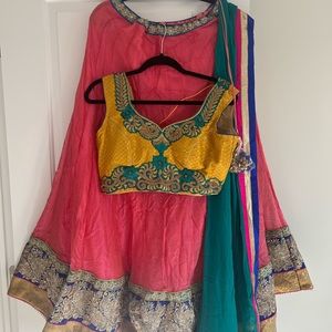 Gorgeous lengha / Chaniya choli / navratri / size would be 38lots of room2 open